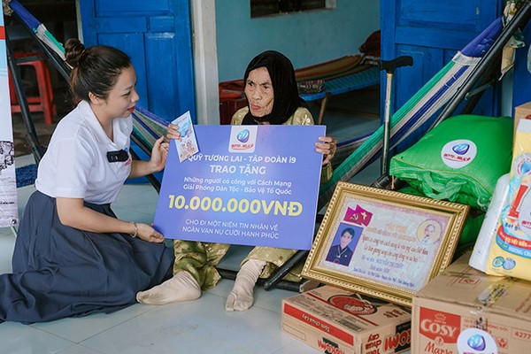 Hình ảnh bàn tay hỗ trợ và biểu tượng quỹ cứu trợ của mcw18